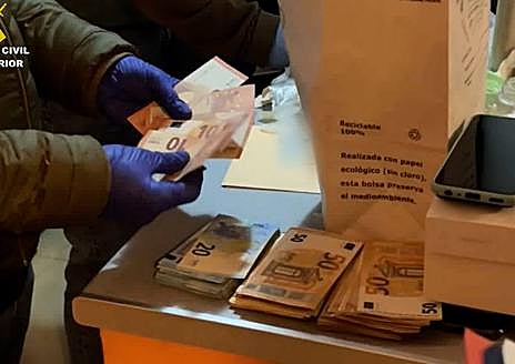 Imagen secundaria 1 - Detenidos y efectos incautados por la Guardia Civil.