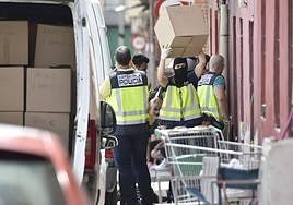 La Policía Nacional, en un operativo antidroga en el barrio murciano del Espíritu Santo, en Espinardo, este miércoles.