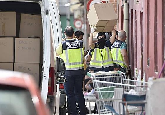 La Policía Nacional, en un operativo antidroga en el barrio murciano del Espíritu Santo, en Espinardo, este miércoles.