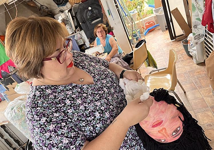 Una vez finalizado el proceso de pintar los rasgos humanos a la cabeza de trapo, se procede a su relleno definitivo de fibra y se prepara la pieza para unirla al cuerpo con unos puntos de hilo.