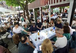 Una terraza de Murcia a rebosar, el mes pasado.