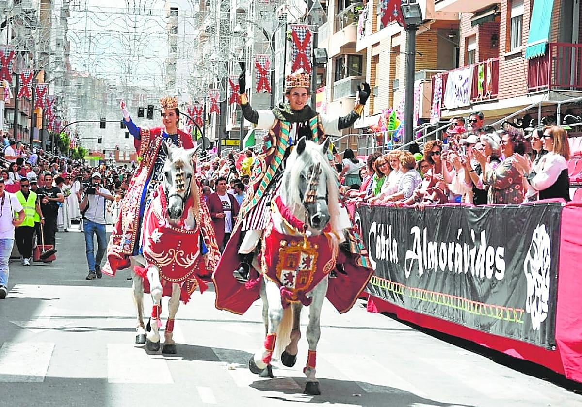 Los Infantes de Castilla, durante el cortejo celebrado en la Gran Vía ayer por la mañana.