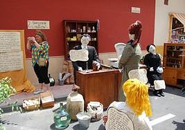 Representación de una escena cotidiana con los mayos en una edición anterior de las fiestas.