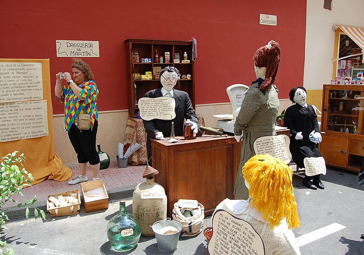 Representación de una escena cotidiana con los mayos en una edición anterior de las fiestas.