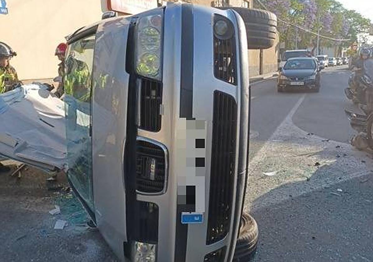Vehículo accidentado en la pedanía murciana de Beniaján.