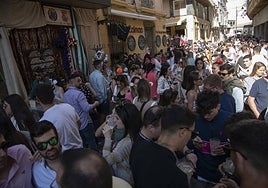 La calle Honda, repleta de gente, durante las cruces de 2022.