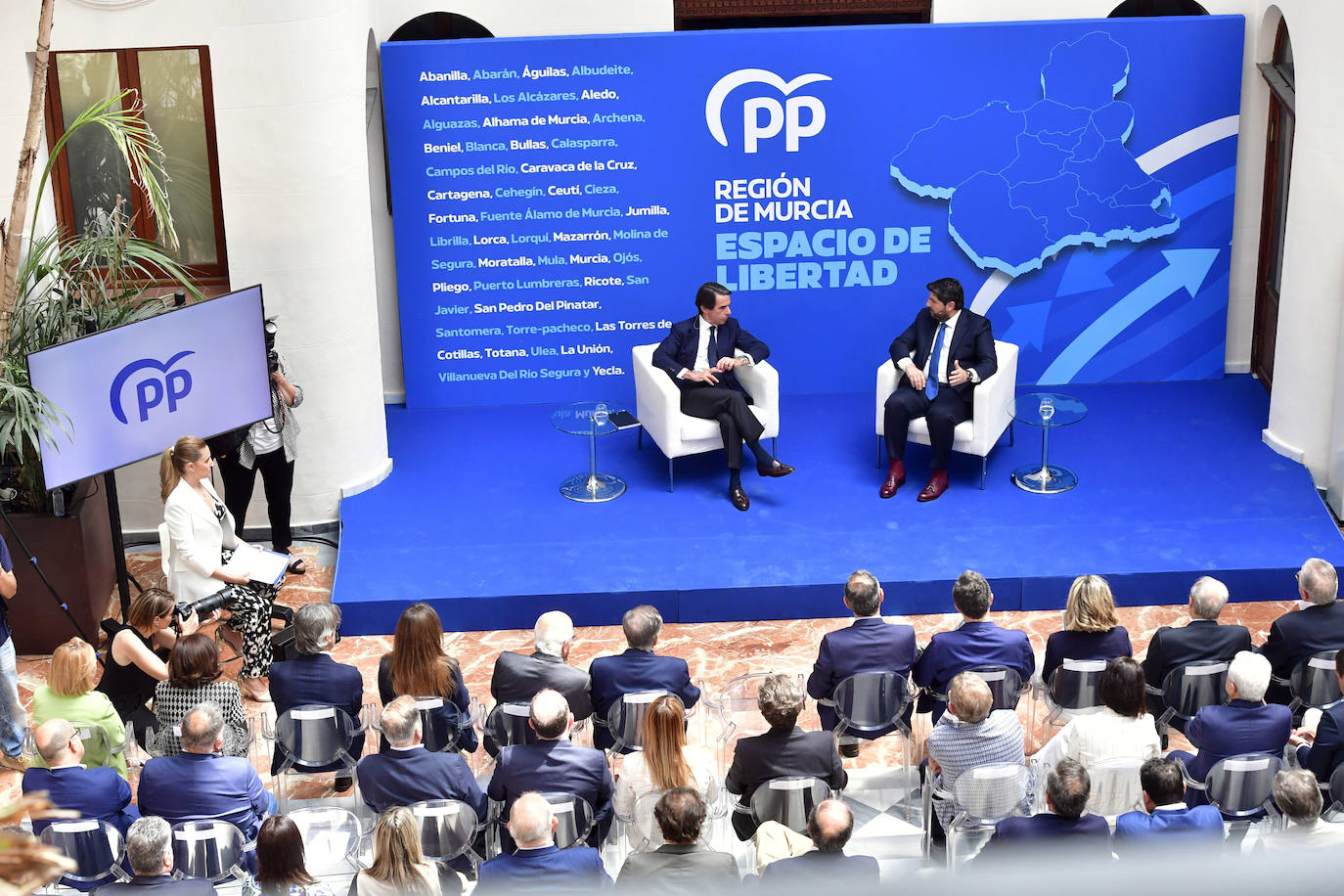 El acto de Aznar y López Miras en el Casino de Murcia, en imágenes