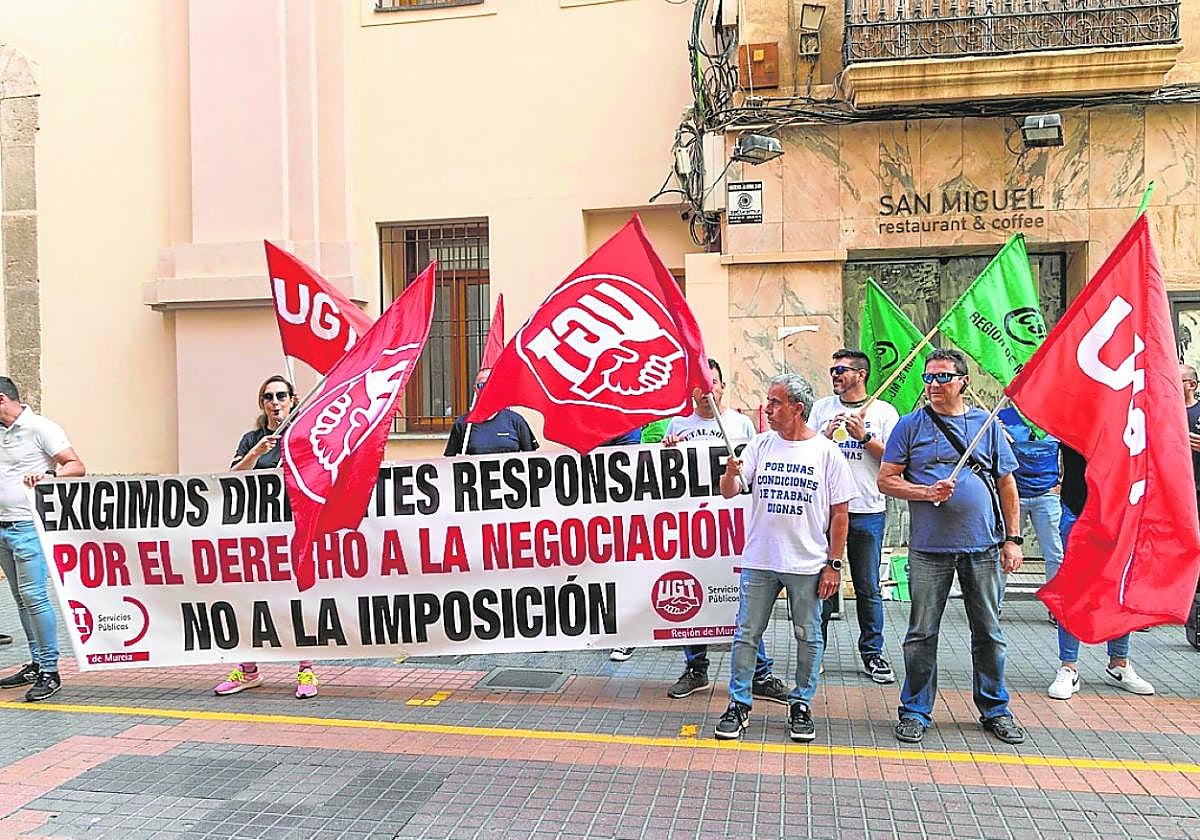 Concentración sindical frente al edificio administrativo de San Miguel, ayer.