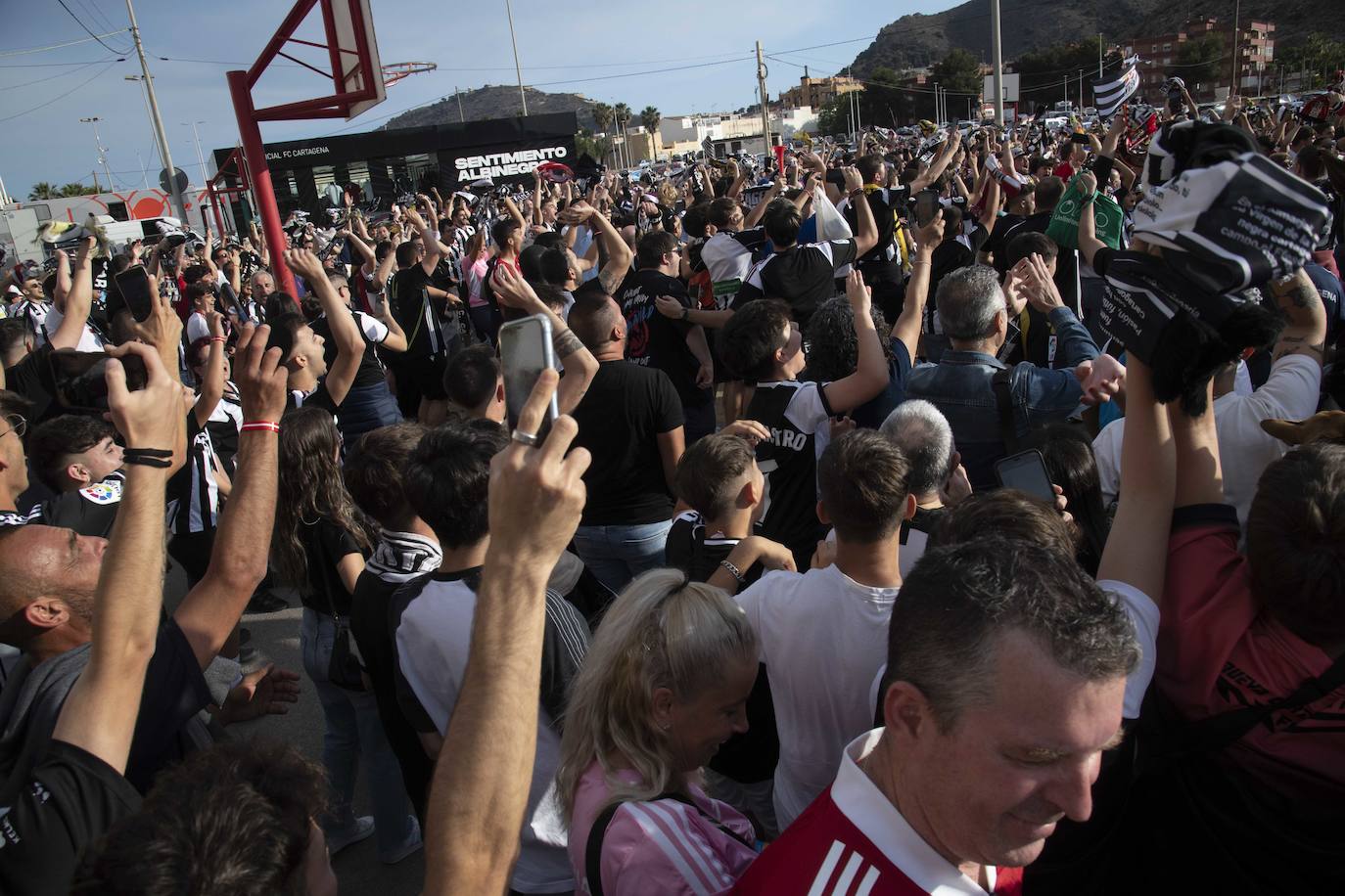Los jugadores del Cartagena llegan al Cartagonova arropados por una marea albinegra