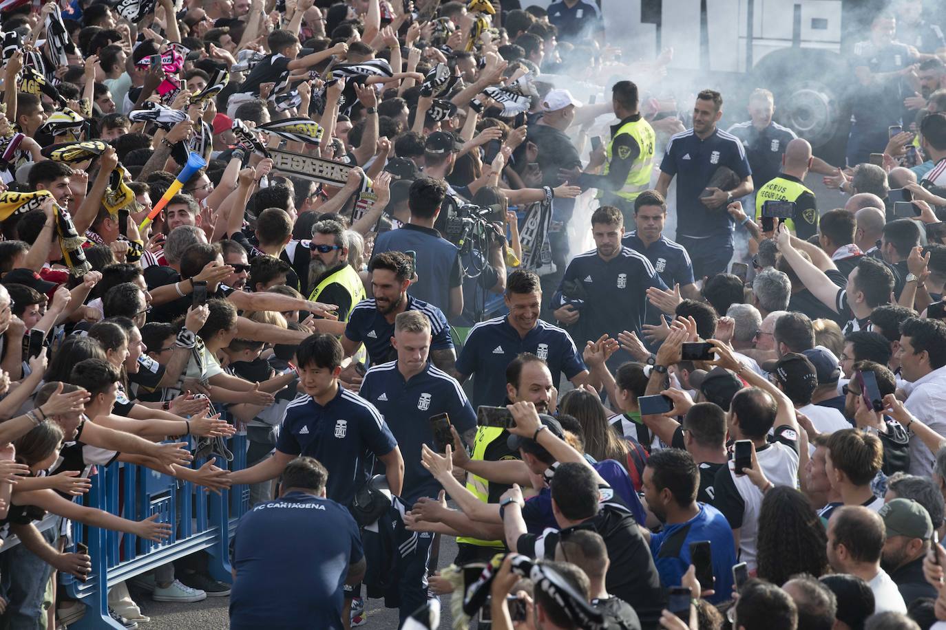 Los jugadores del Cartagena llegan al Cartagonova arropados por una marea albinegra