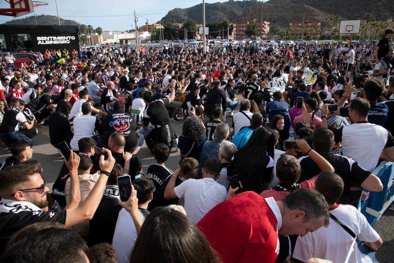 Los jugadores del Cartagena llegan al Cartagonova arropados por una marea albinegra