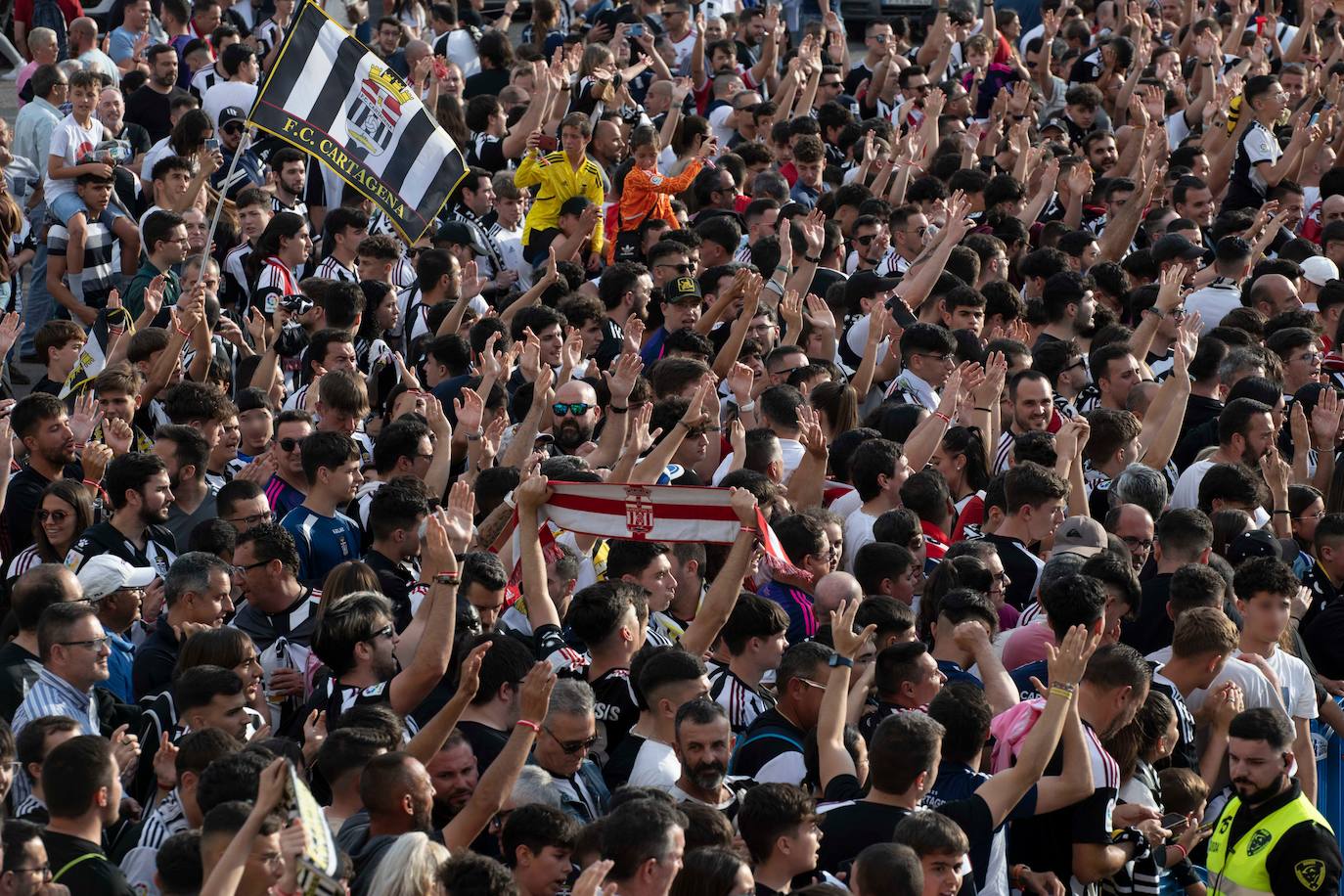 Los jugadores del Cartagena llegan al Cartagonova arropados por una marea albinegra