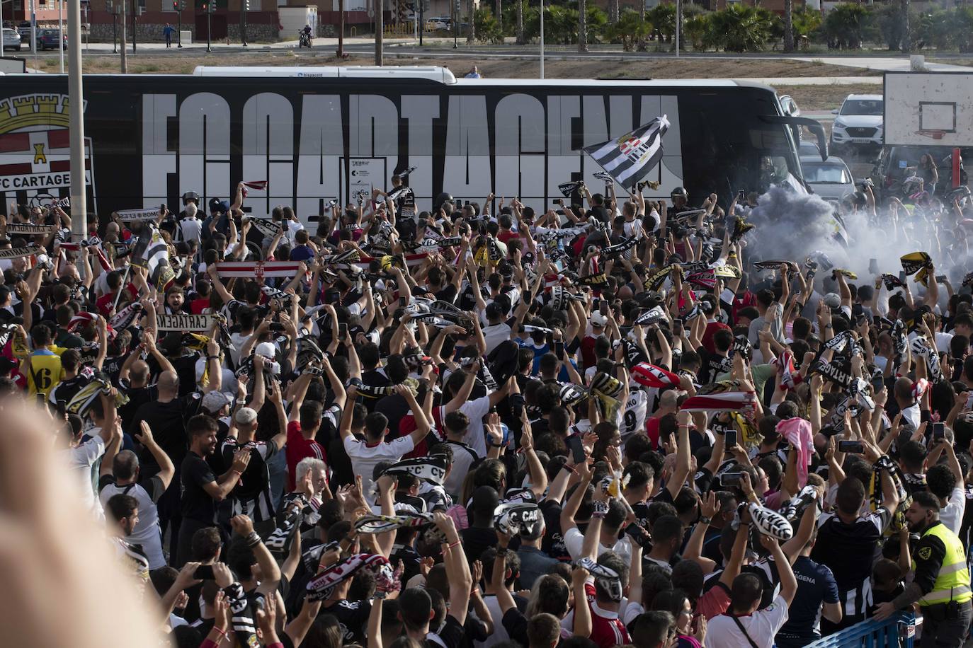 Los jugadores del Cartagena llegan al Cartagonova arropados por una marea albinegra