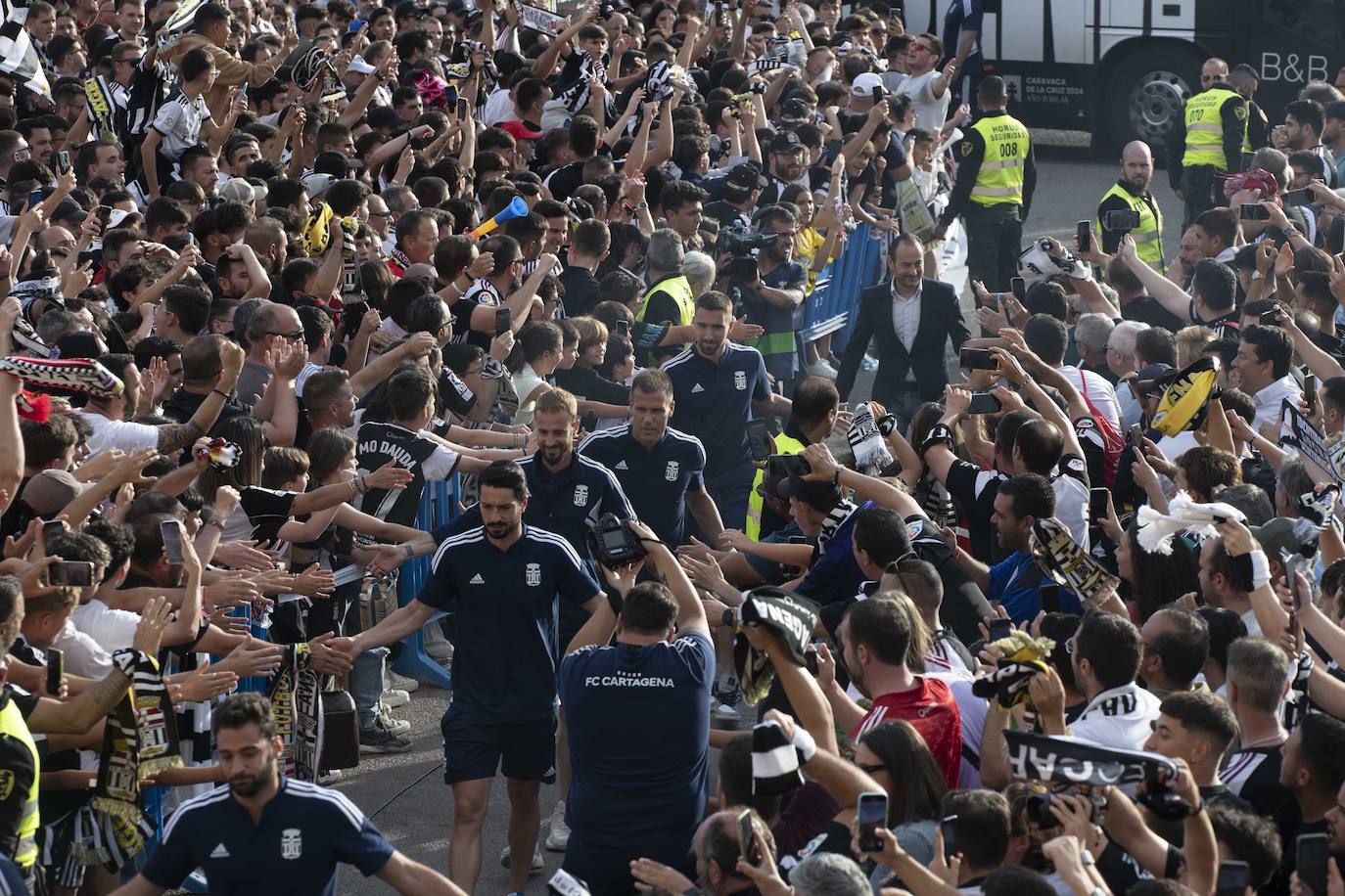 Los jugadores del Cartagena llegan al Cartagonova arropados por una marea albinegra