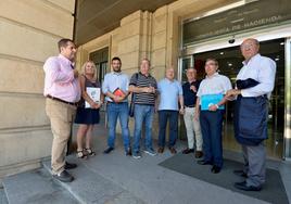 Representantes de los sindicatos, en la entrada de la Consejería de Hacienda, este lunes.