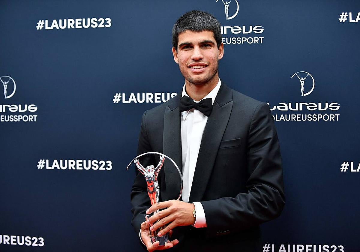 Alcaraz posa con su galardón de los premios Laureaus.