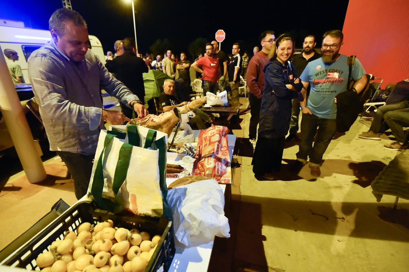 Las imágenes de la acampada de la plantilla de los &#039;coloraos&#039; en Murcia