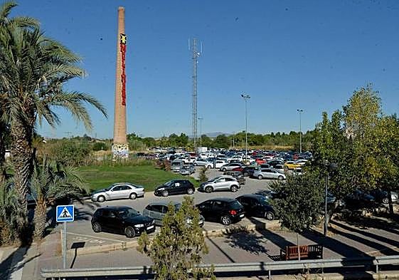 Vista del actual parking disuasorio situado en los terrenos del futuro Parque Metropolitano de Barriomar, que desaparecerá.