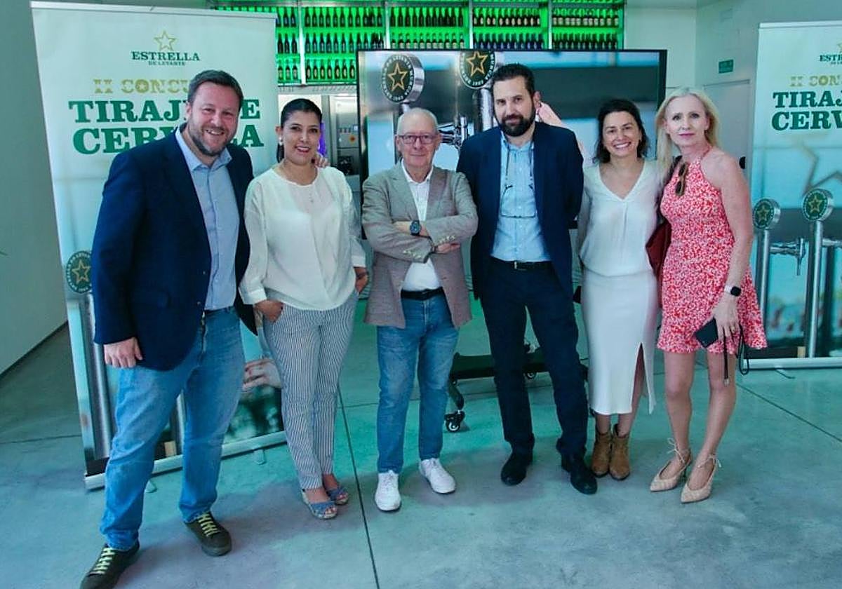 Yayo Delgado (1º izq) y el periodista Pachi Larrosa (3º izq) en el acto de presentación del II Concurso de Tiraje de Cerveza.
