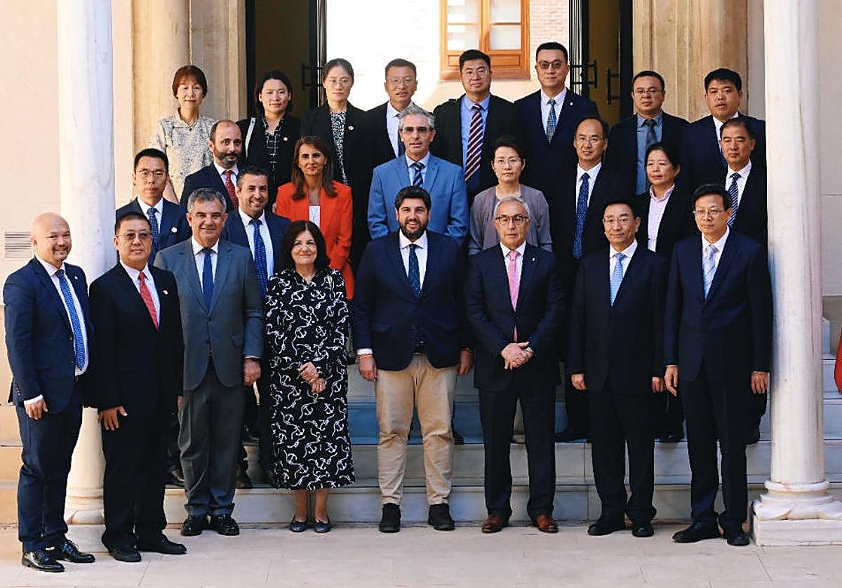 Foto de familia tras la firma del convenio.