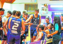 Los jugadores del Molina Basket, en un tiempo muerto del partido contra el Puerto de Sagunto.