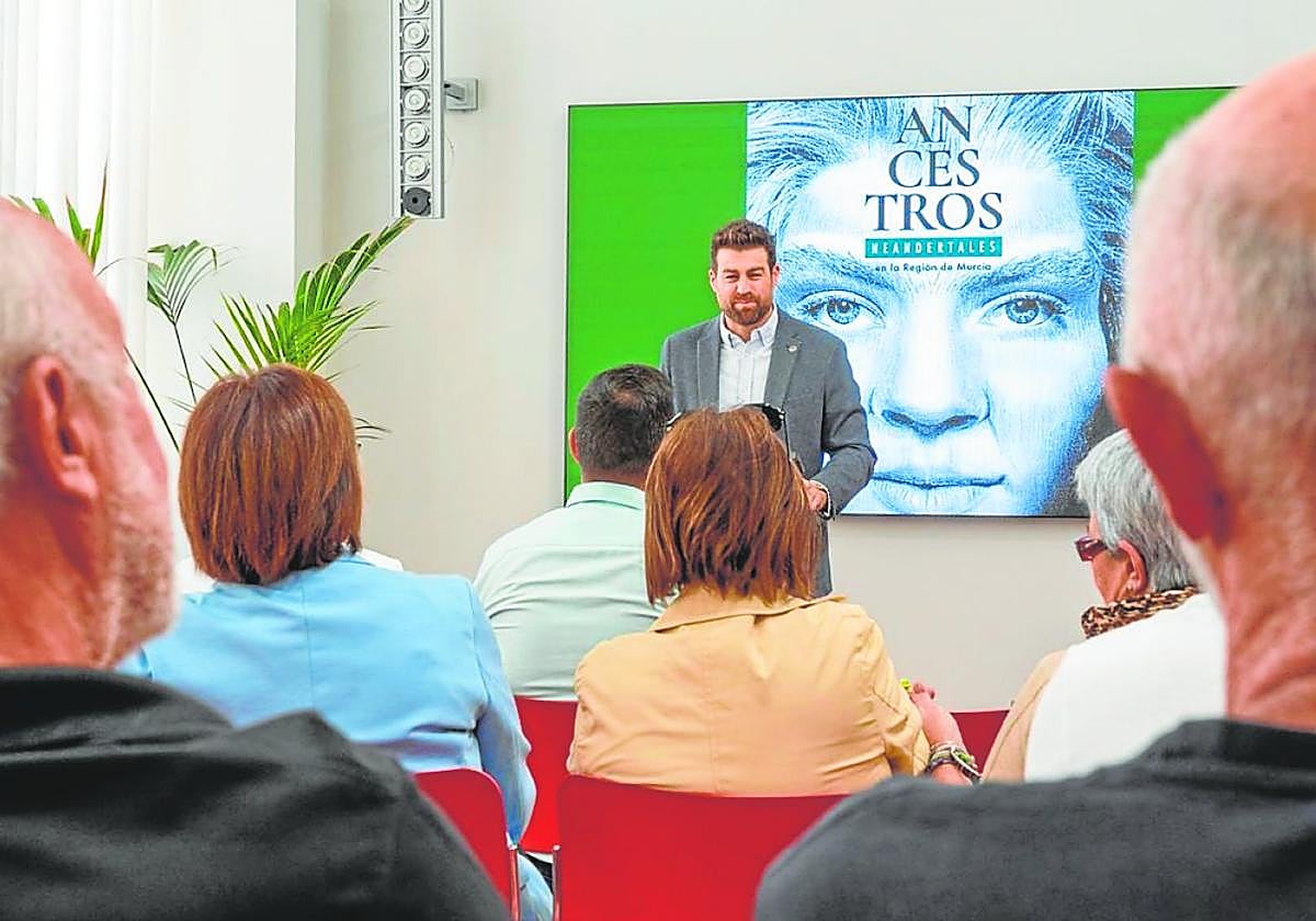 Ignacio Martín Lerma, especialista en el Paleolítico y profesor de Prehistoria, ayer, en la presentación.