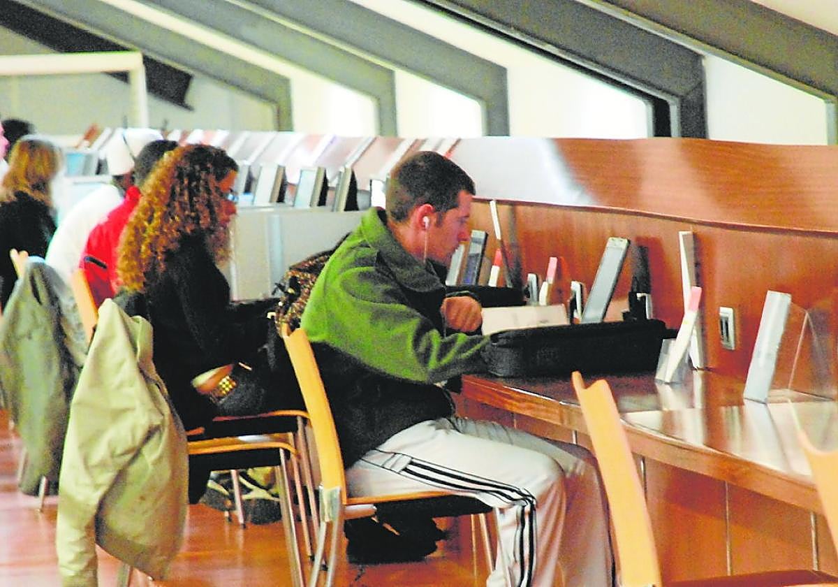 Jóvenes estudiantes se conectan en una biblioteca pública a internet, en una imagen de archivo.