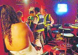 Agentes en una redada en un club.