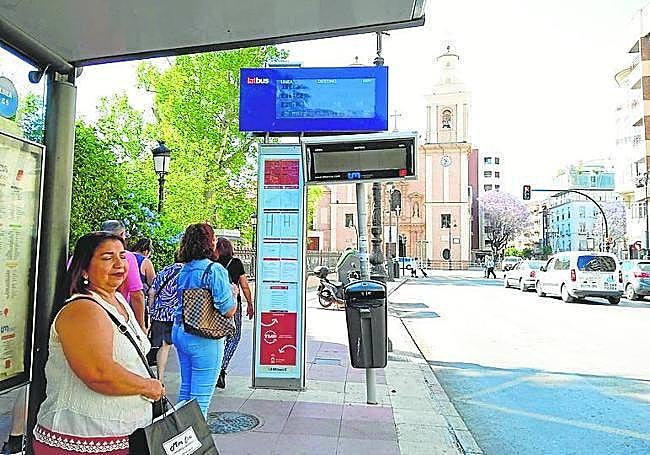 Usuarios del bus público en la parada de la alameda de Colón.