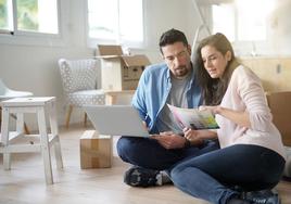 Una pareja planea una reforma en casa.