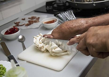 Imagen secundaria 1 - Imagen de la final del concurso de tapas de La Rioja en el Salón Gourmets de Madrid; cortando unas setas shimeji blancas y De Diego añadiendo el toque de «sabrosura» en sus platos. 