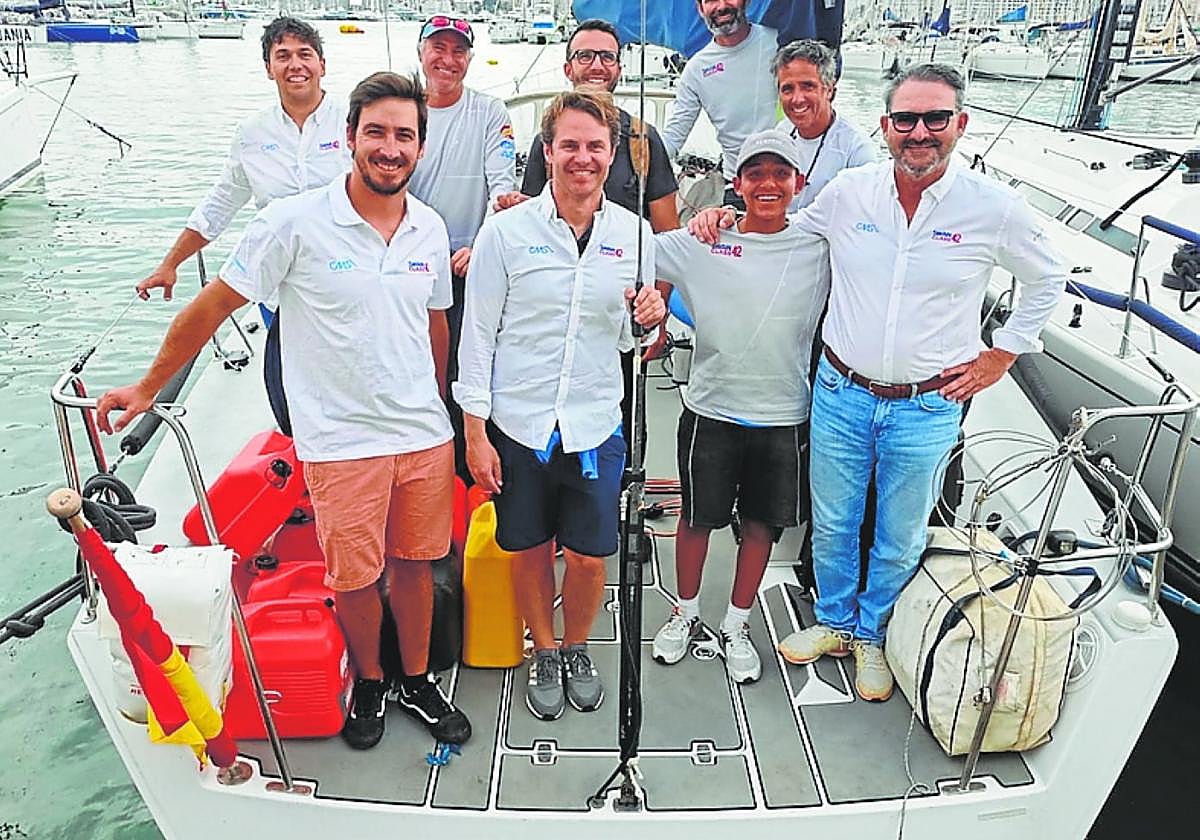 Tripulantes del 'Pez de Abril', en una imagen reciente.