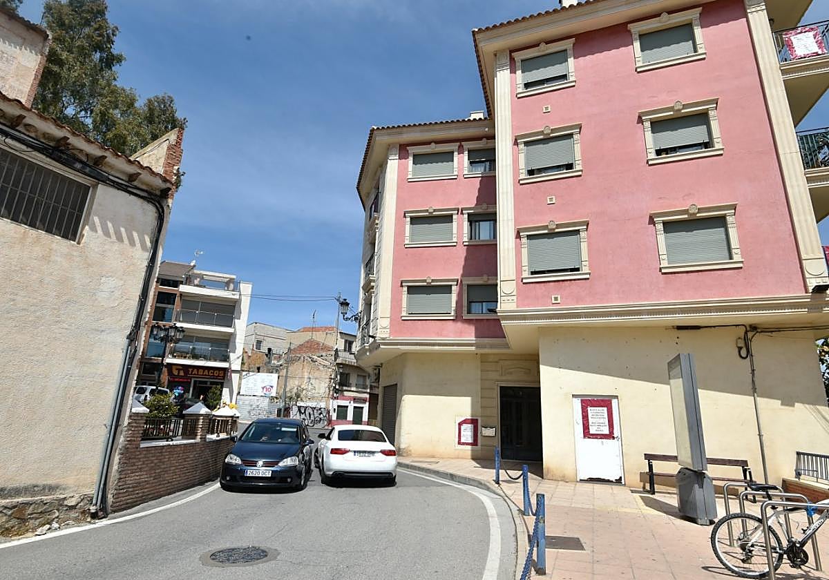 Curva cerrada en la que suelen rozar los camiones con las cornisas del primer piso.