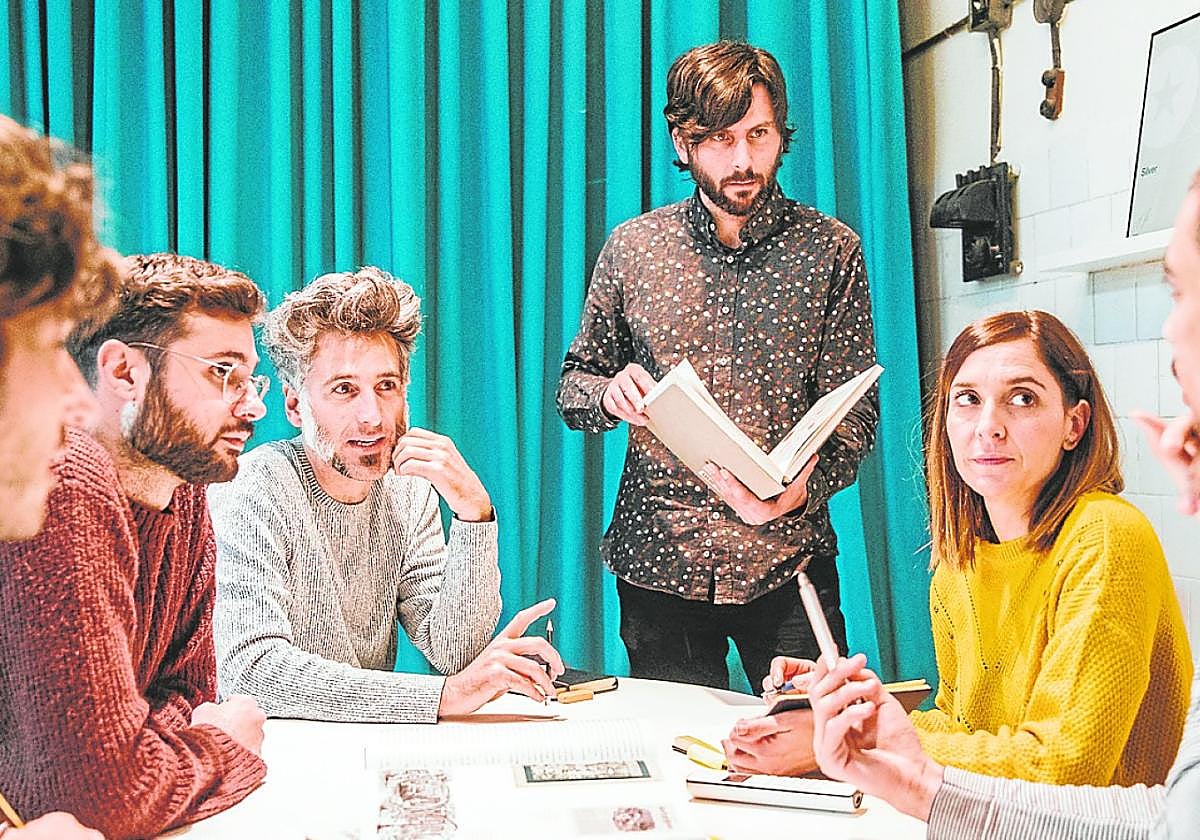 Rubio & del Amo en una sesión de trabajo en su estudio del barrio de Santa Eulalia, en Murcia.