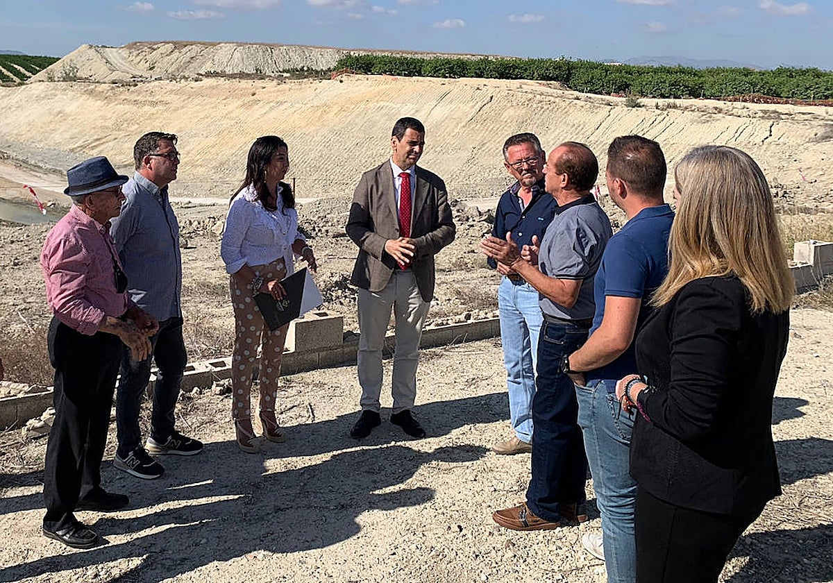 El consejero (centro), en su visita a Alguazas, este miércoles.