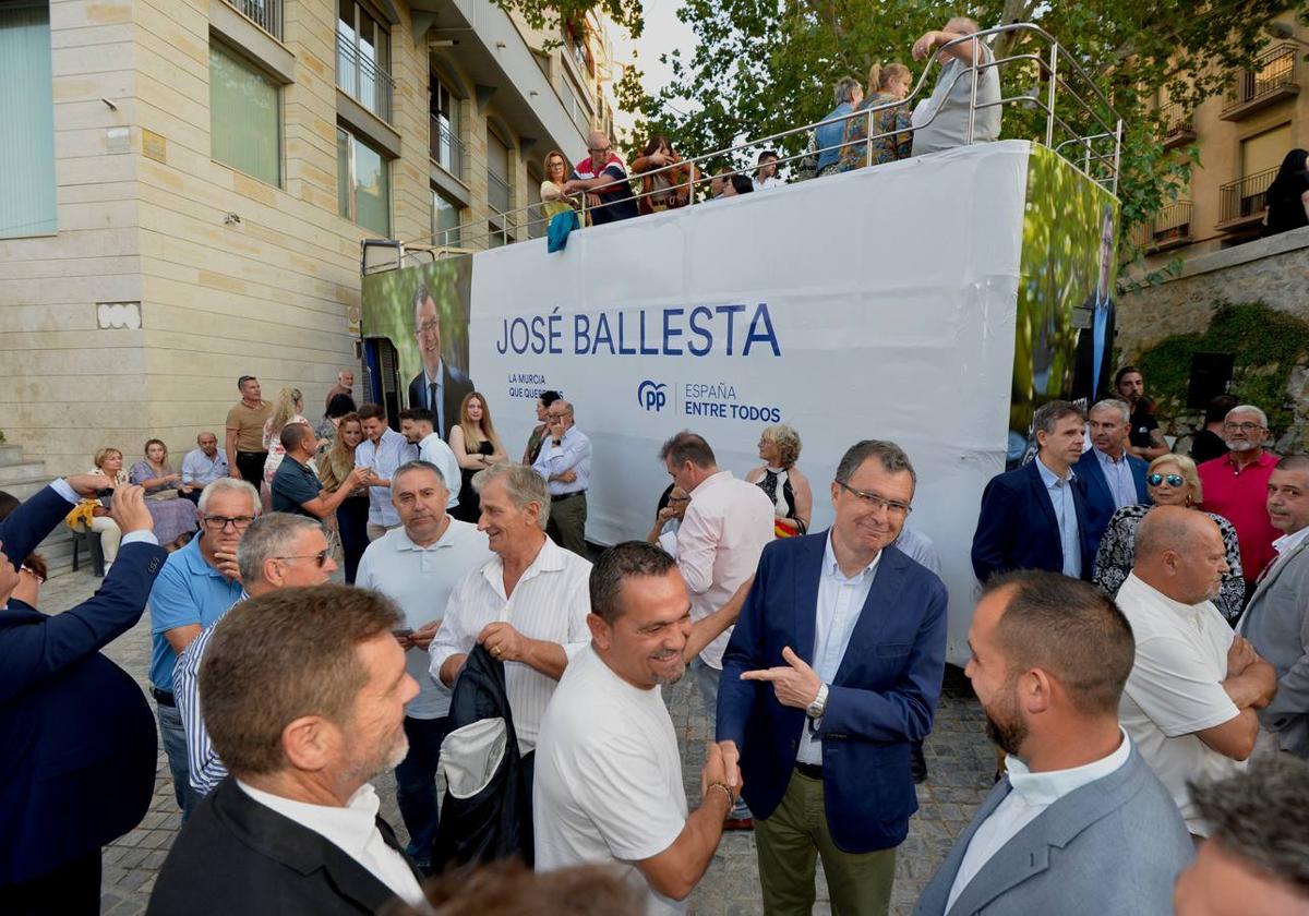 Ballesta en el acto, celebrado en el entorno de los Molinos del Río.