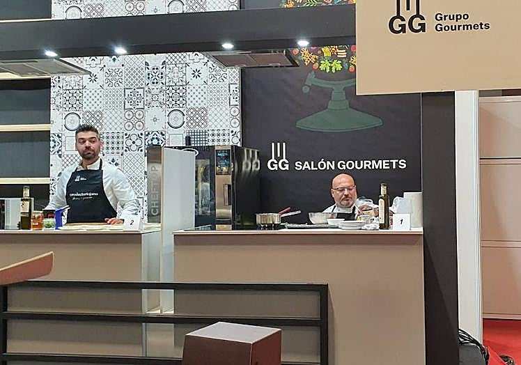 Imagen principal - Imagen de la final del concurso de tapas de La Rioja en el Salón Gourmets de Madrid; cortando unas setas shimeji blancas y De Diego añadiendo el toque de «sabrosura» en sus platos. 
