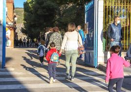 Madres y padres llevan a sus hijos al colegio, en una imagen de archivo.