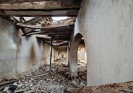 Interior del edificio de Las Posadas, donde se aprecia el estado de las cubiertas, que amenazan la estructura.