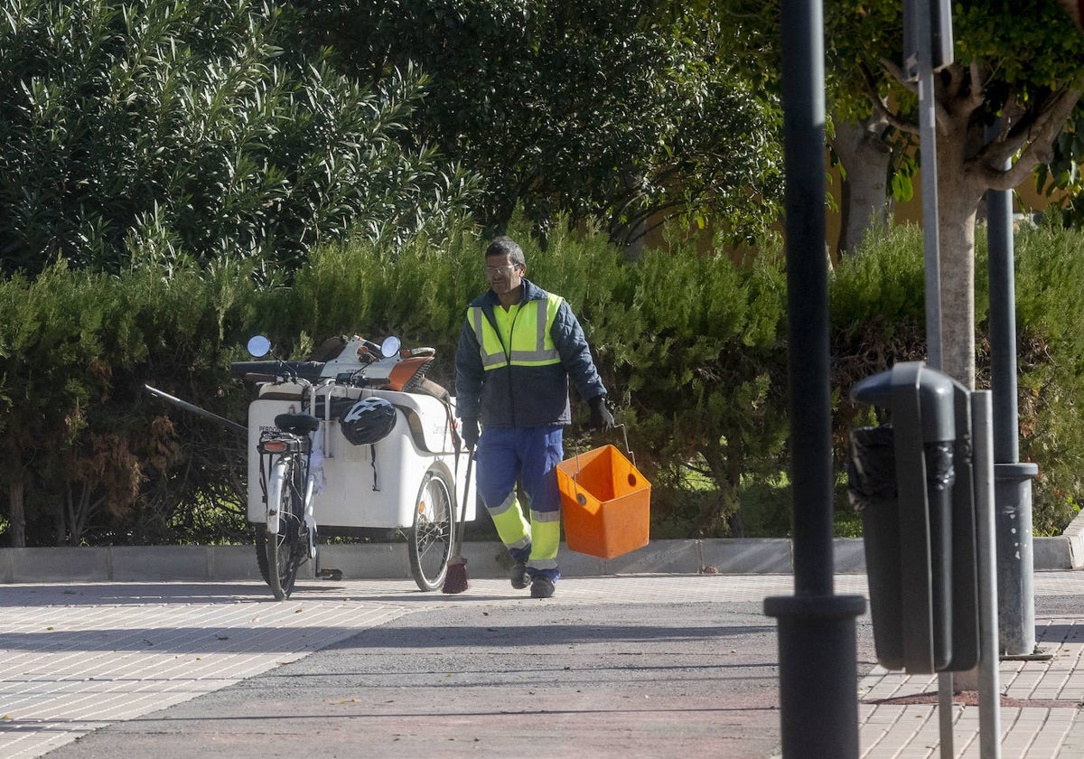 Un barrendero de Lhicarsa pasa por la Avenida de Murcia, detrás del centro comercial Cenit.
