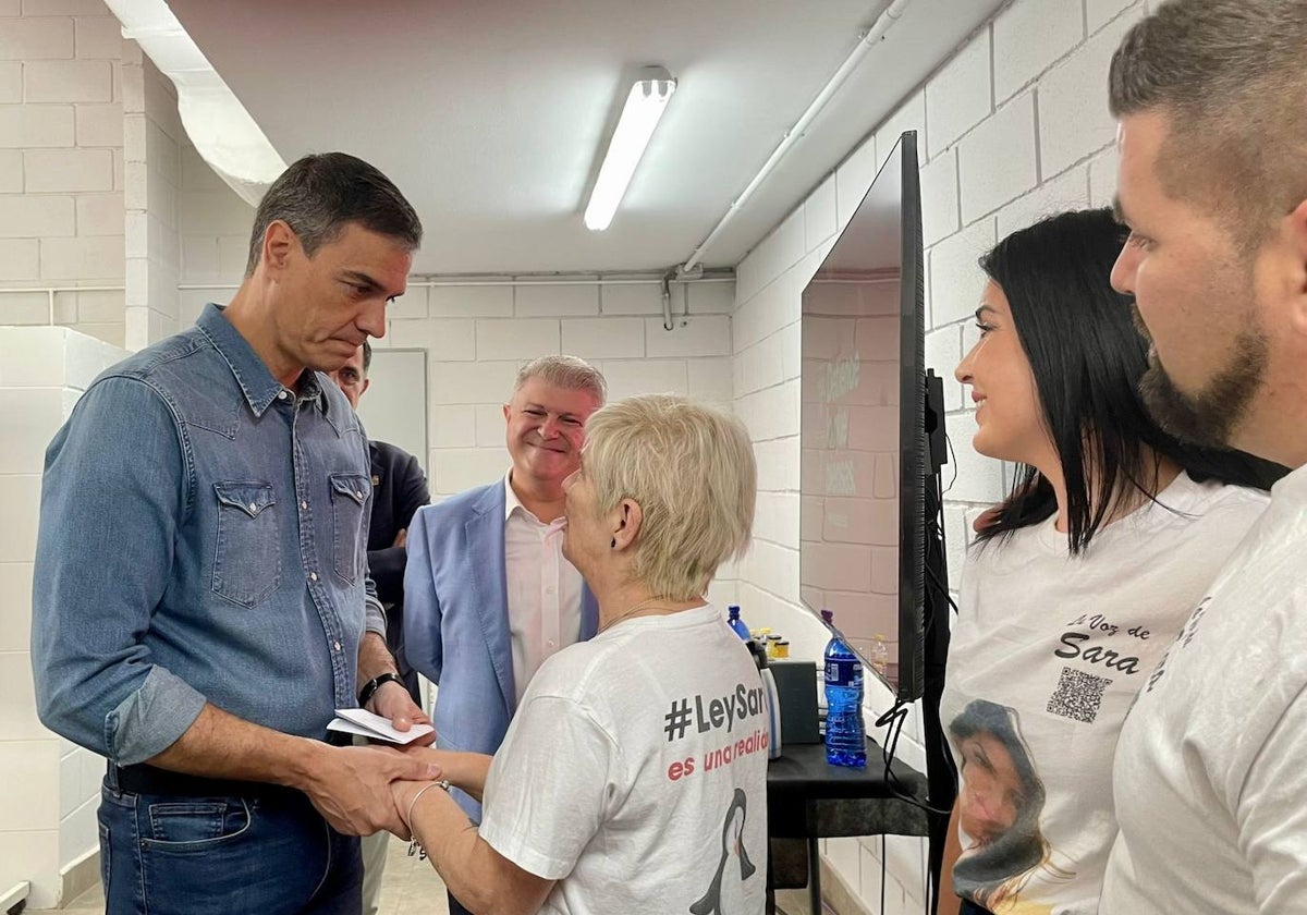 El presidente del Gobierno, Pedro Sánchez, escucha a Felisa Sánchez, madre de Sara, este sábado en Murcia, antes del acto celebrado en el Pabellón Príncipe de Asturias.