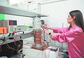 Una becaria de la Cátedra Soltec-UPCT en el Laboratorio de Hidrógeno y Pila de Combustible.