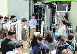 Un grupo de alumnos de la UPCT descubre el funcionamiento del sistema H2 en las instalaciones de Agrocomponentes.