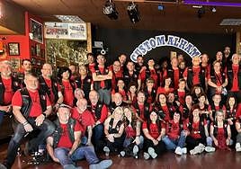 Foto de familia de los miembros de la asociación moto custom de Alhama.