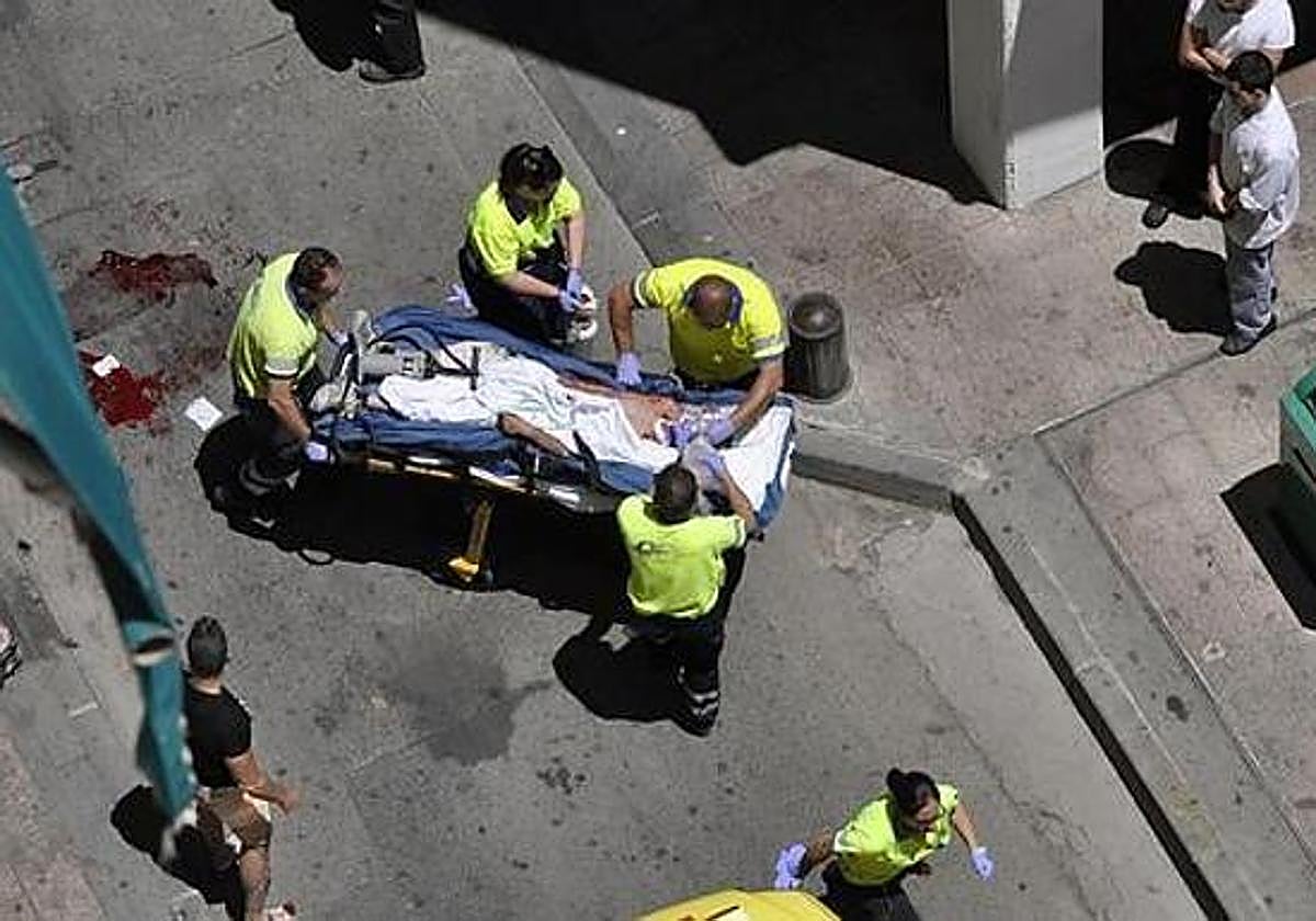 Sanitarios trasladan a un trabajador herido.