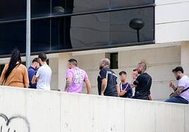 Familiares de los investigados aguardaban este jueves en la puerta de los juzgados de Cieza mientras se les tomaba declaración.