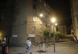 Zona acordonada tras el incendio en la tercera planta del edificio.
