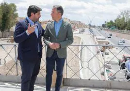 López Miras y Gil en el puente de La Torta, en el tramo tres de la Ronda Central aún en obras.