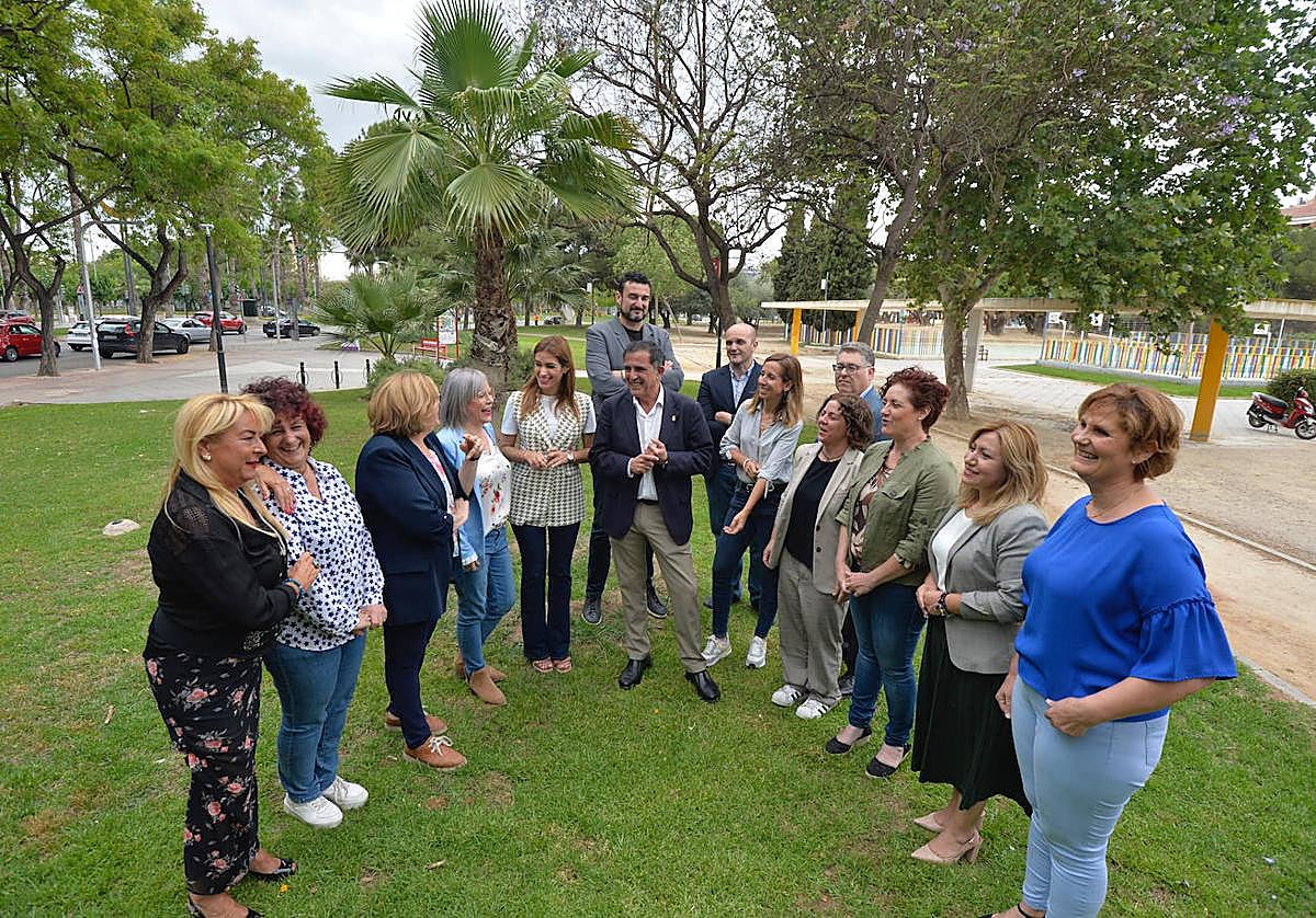 José Antonio Serrano y otros candidatos, este viernes en el kiosco de Abenarabi.