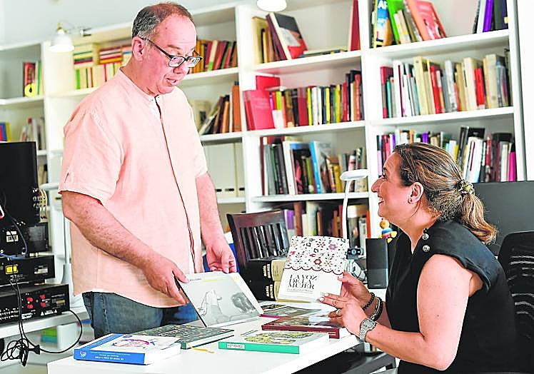 Imagen principal - Arriba, Tomás García Martínez y María Luján Ortega, en su despacho, en la azotea de su casa de Guadalupe, erigido como un centro de investigación. Abajo, niñas y mujeres trabajando en el albaricoque en La Algaida (Archena) y mujeres recogiendo patatas en Llano de Brujas (Murcia).